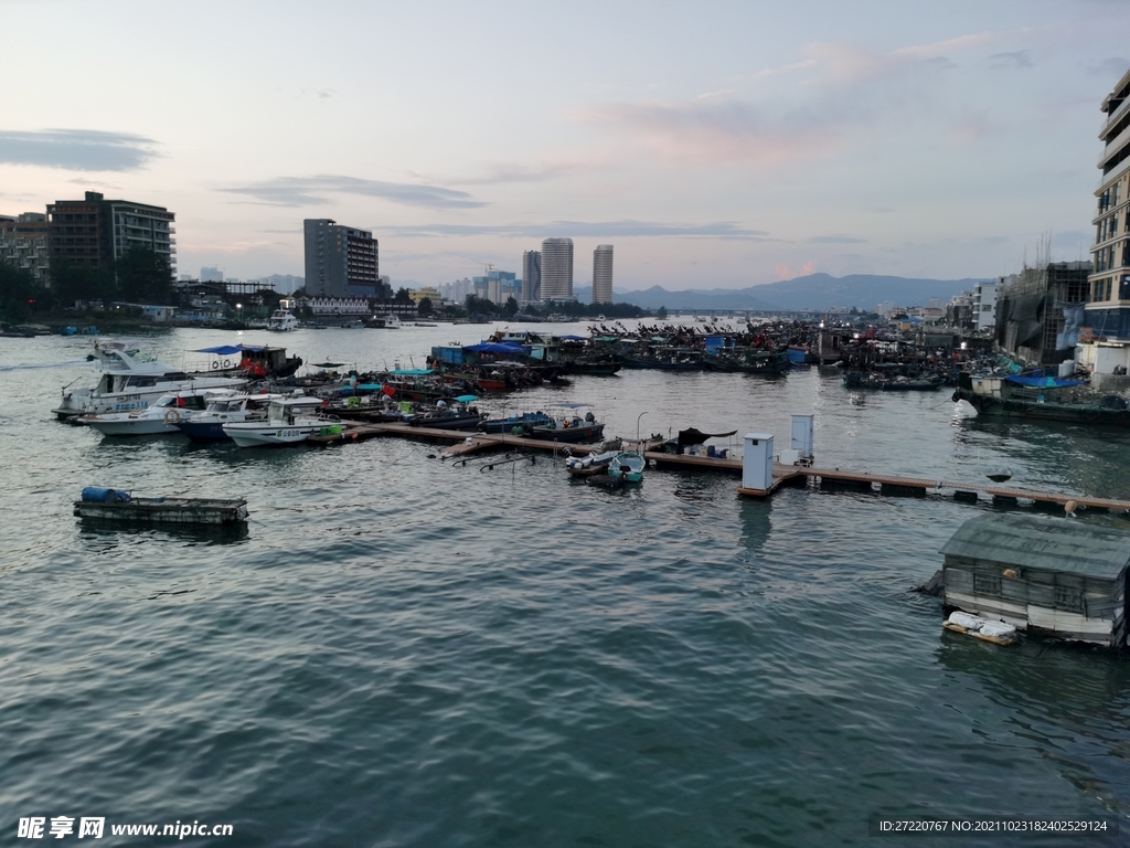 黄昏中的海港 双月湾