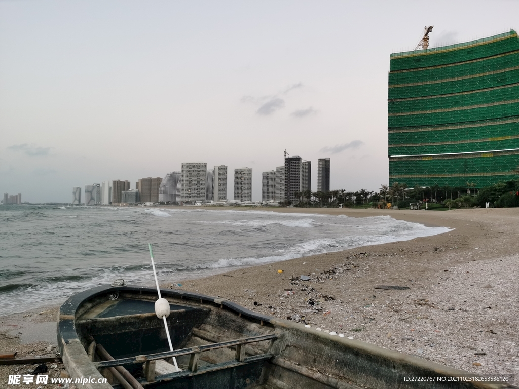 双月湾海边澎湃的大海