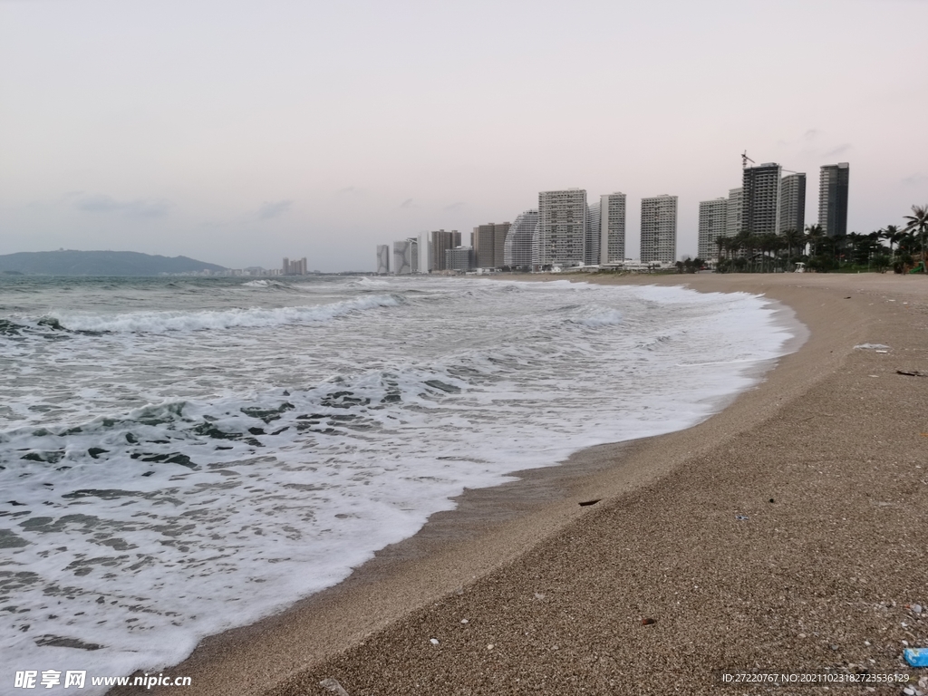 双月湾海浪汹涌