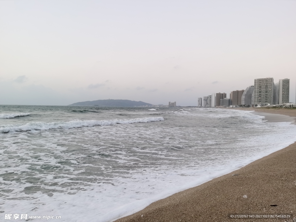 双月湾海边汹涌海浪