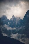 山 雾气缭绕