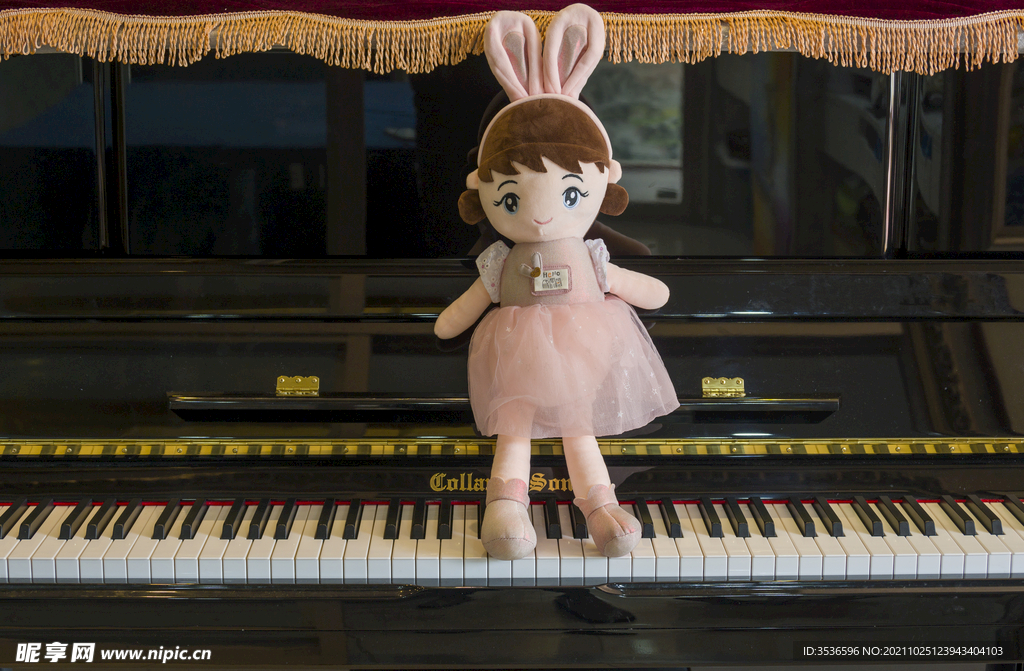 琴键上的娃娃
