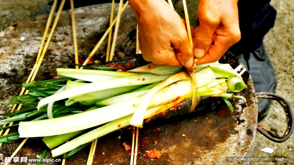 水族传统美食-鱼包韭菜