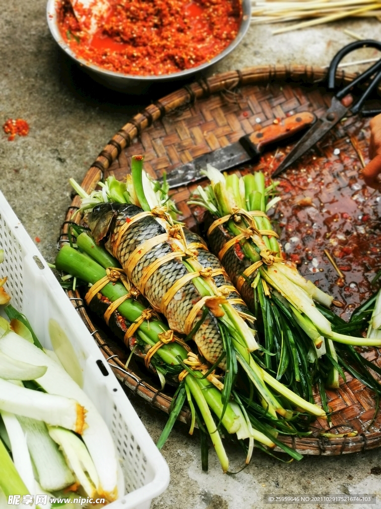 水族传统美食-鱼包韭菜
