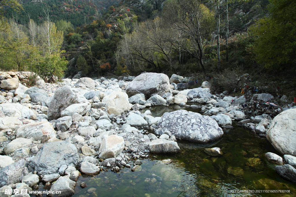 山间溪流