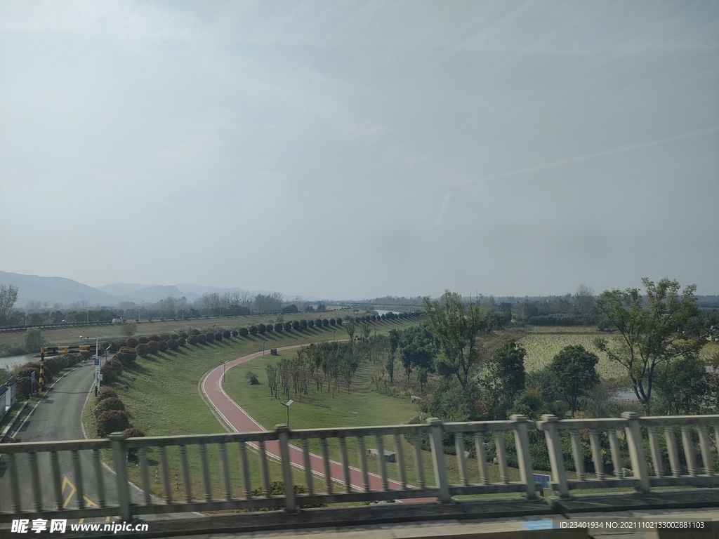 高铁窗外风景麦田田地