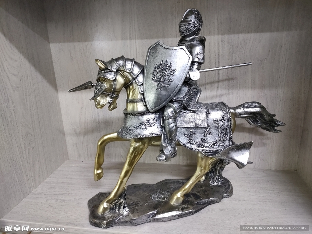银色盔甲骑士和金色战马艺术品