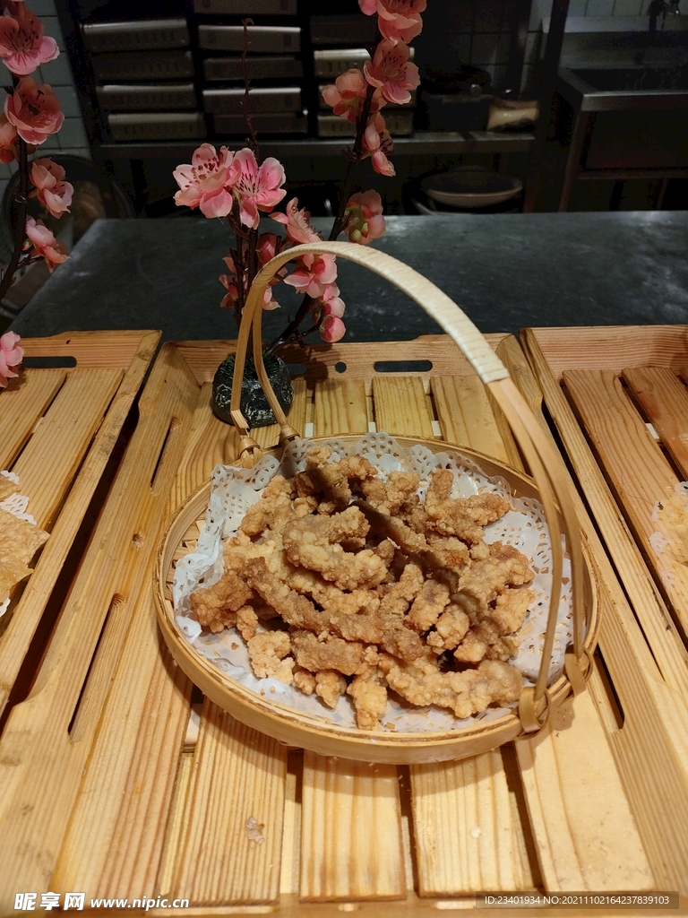 精致美味油炸小酥肉丸子菜肴