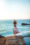 海边女生背影