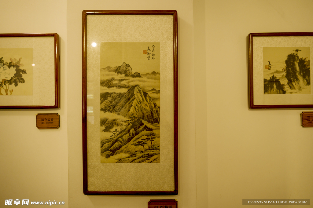 镜框中国山水画