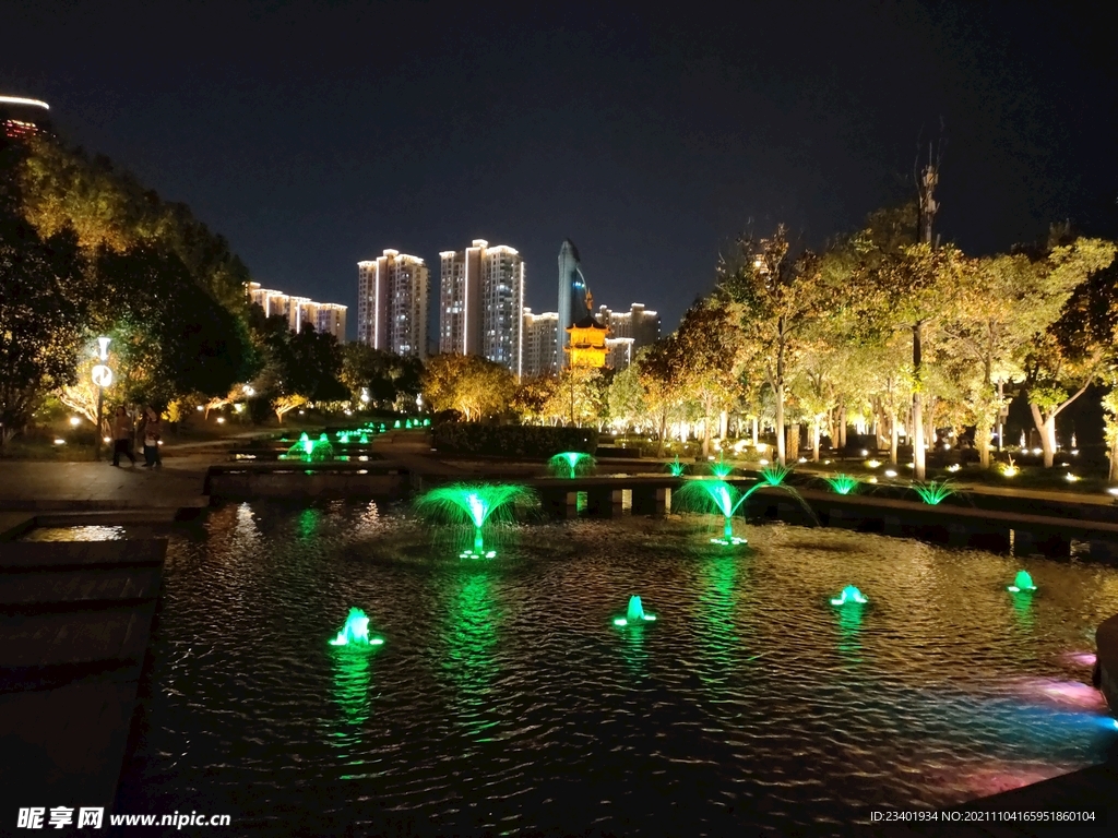 彩色喷泉城市夜景