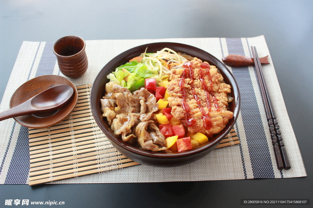 肥牛鸡排双拼饭