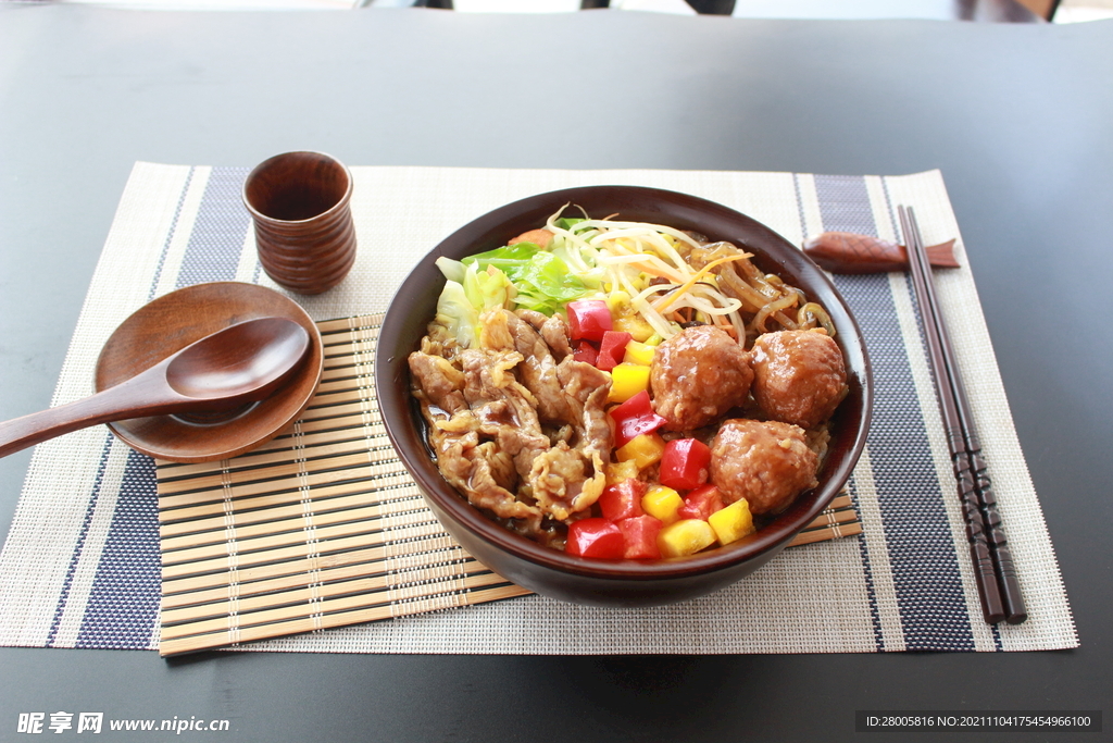 肥牛肉丸双拼饭