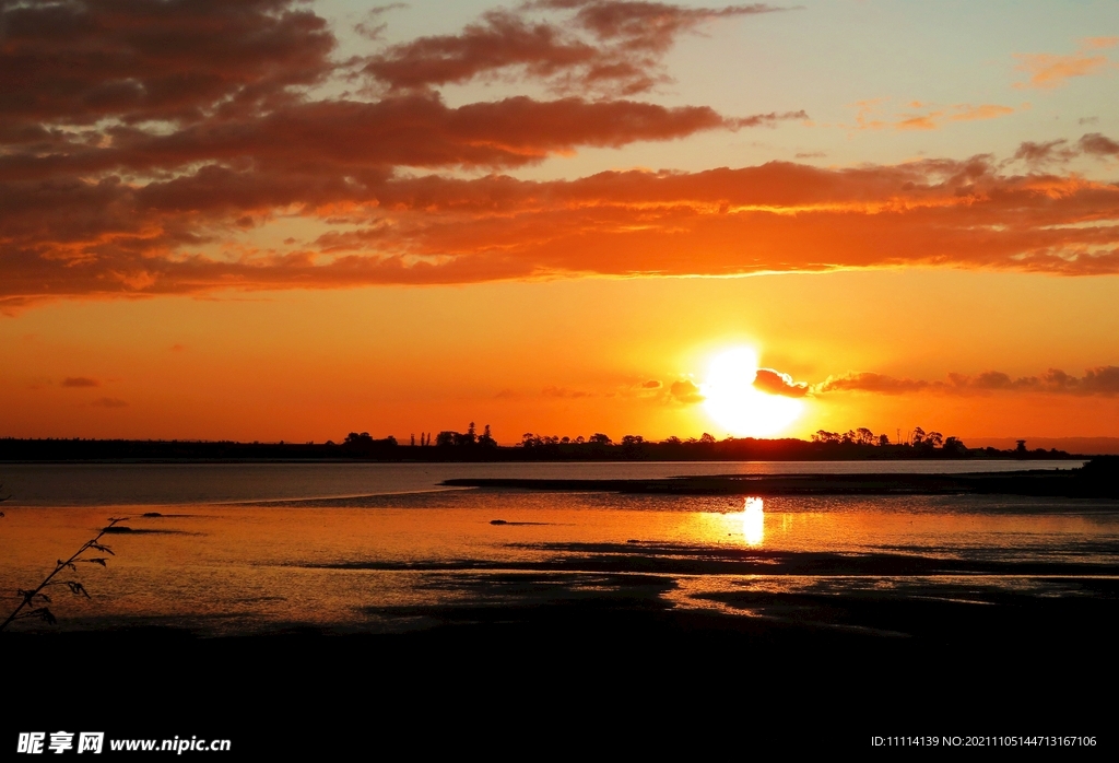 新西兰海滨夕阳风光