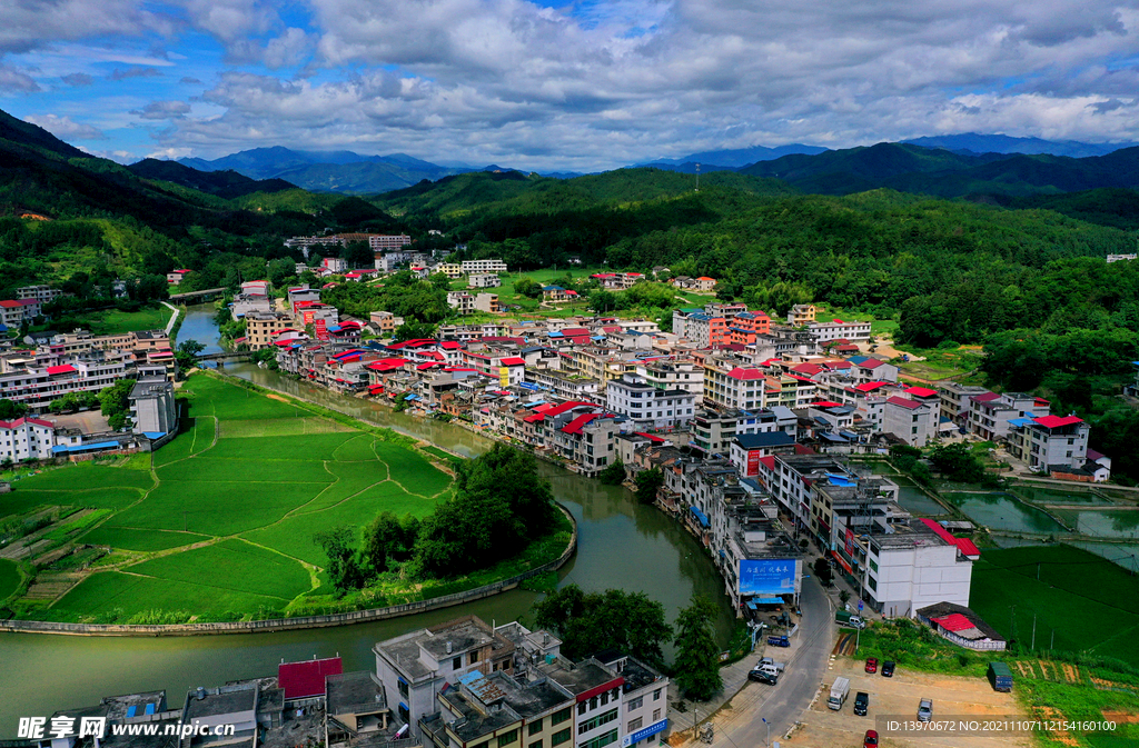 俯视航拍大气乡村风景照