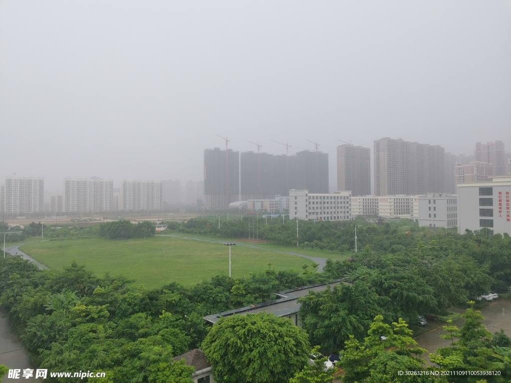  烟雨  雾   水  绿色 
