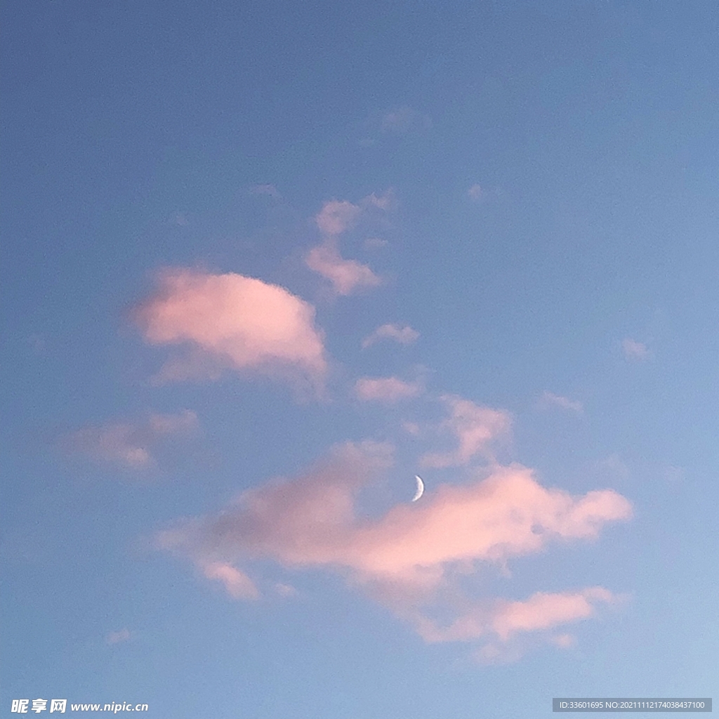 浪漫的傍晚 月与云