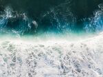 海水与海浪交汇