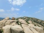 蓝天白云山峦