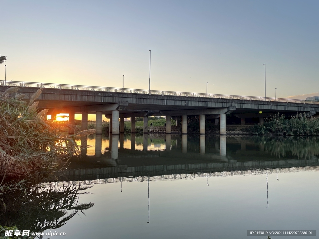 桥下夕阳