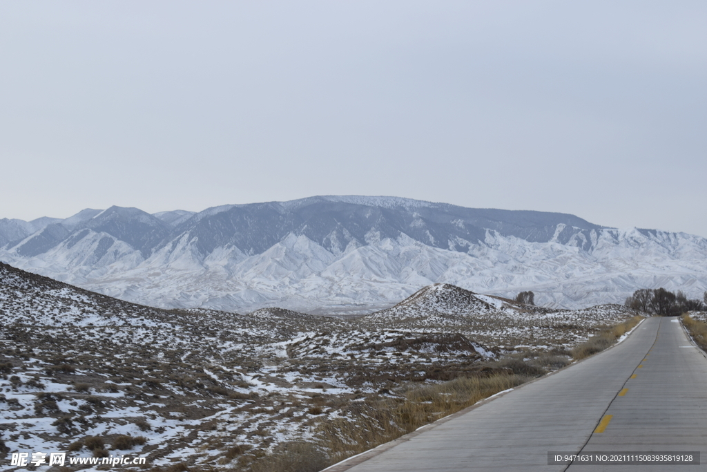 平山湖地质公园大峡谷雪景 