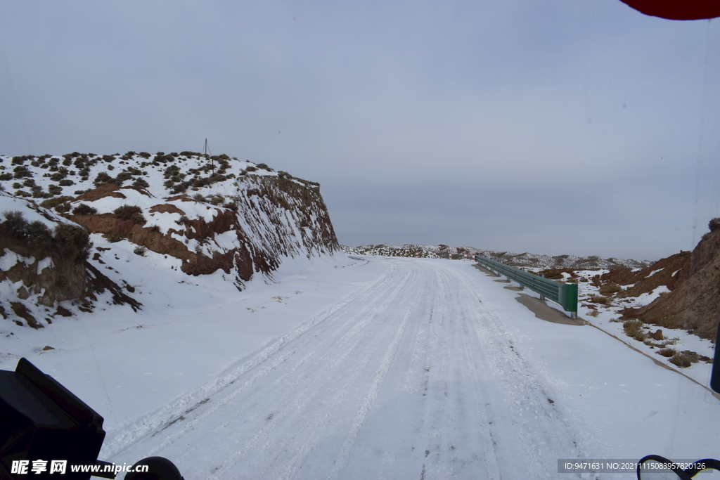 平山湖地质公园大峡谷雪景 