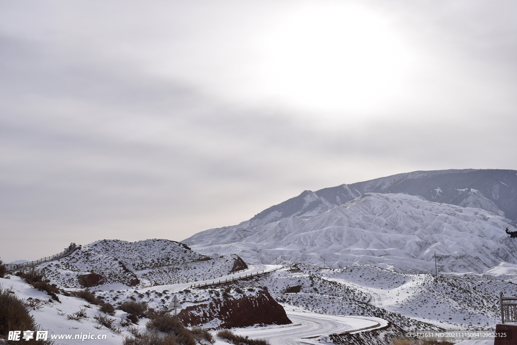 平山湖地质公园大峡谷雪景 