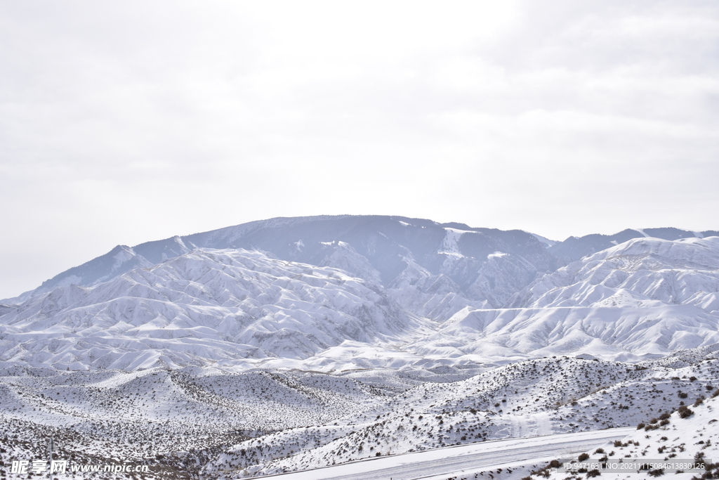 平山湖地质公园大峡谷雪景 