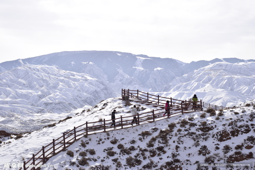 平山湖地质公园峡谷雪景 