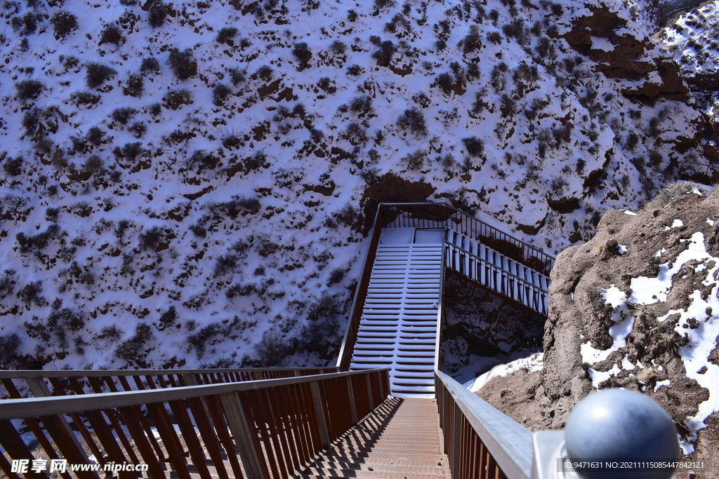 平山湖地质公园峡谷雪景 