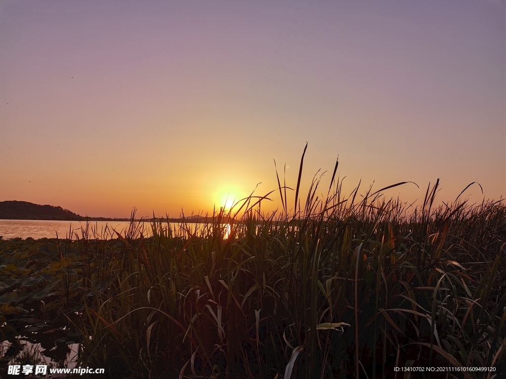 湖边的夕阳