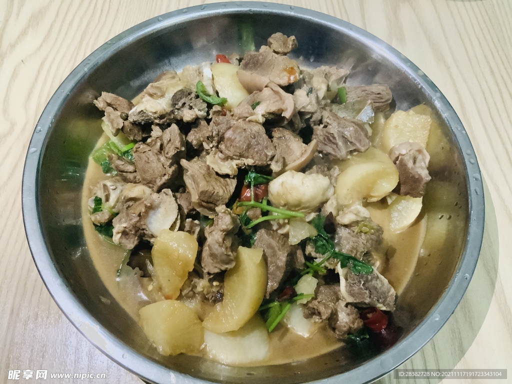 铁锅萝卜炖羊肉的做法
