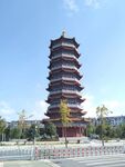 蓝天下的塔