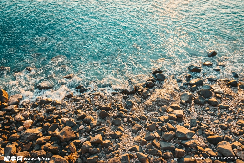 海边波纹鹅卵石