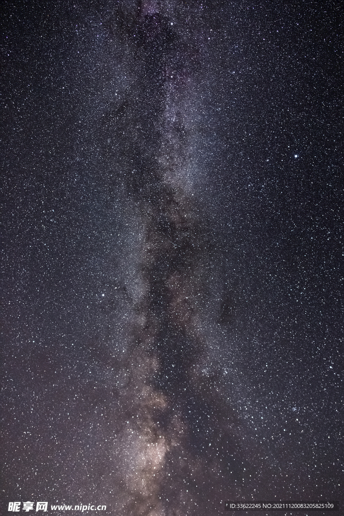 夜空中星星的低角度观察
