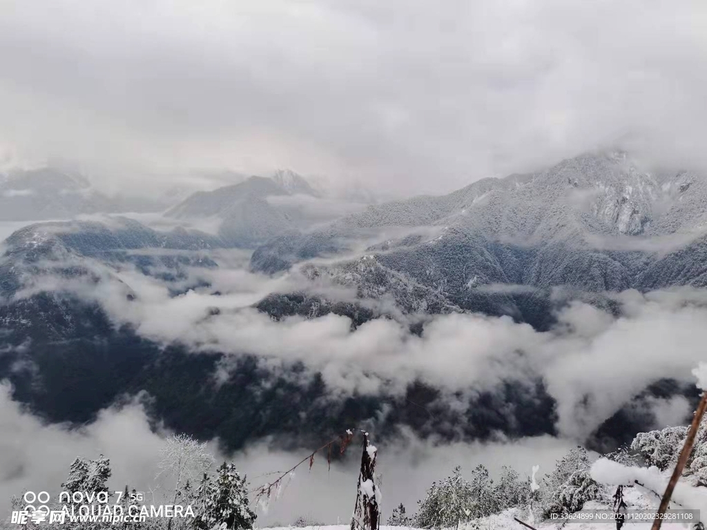 雨雾缭绕的怒江大峡谷