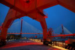 夜幕之下的杨浦大桥