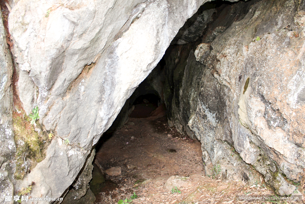 岩石山洞 