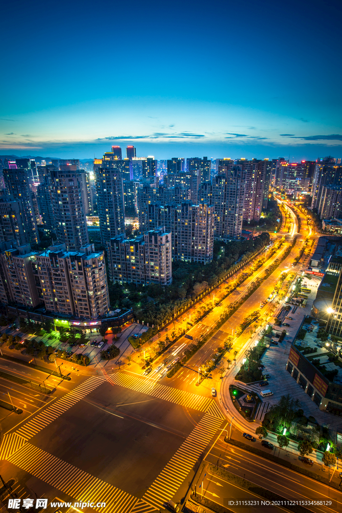 城市道路夜景