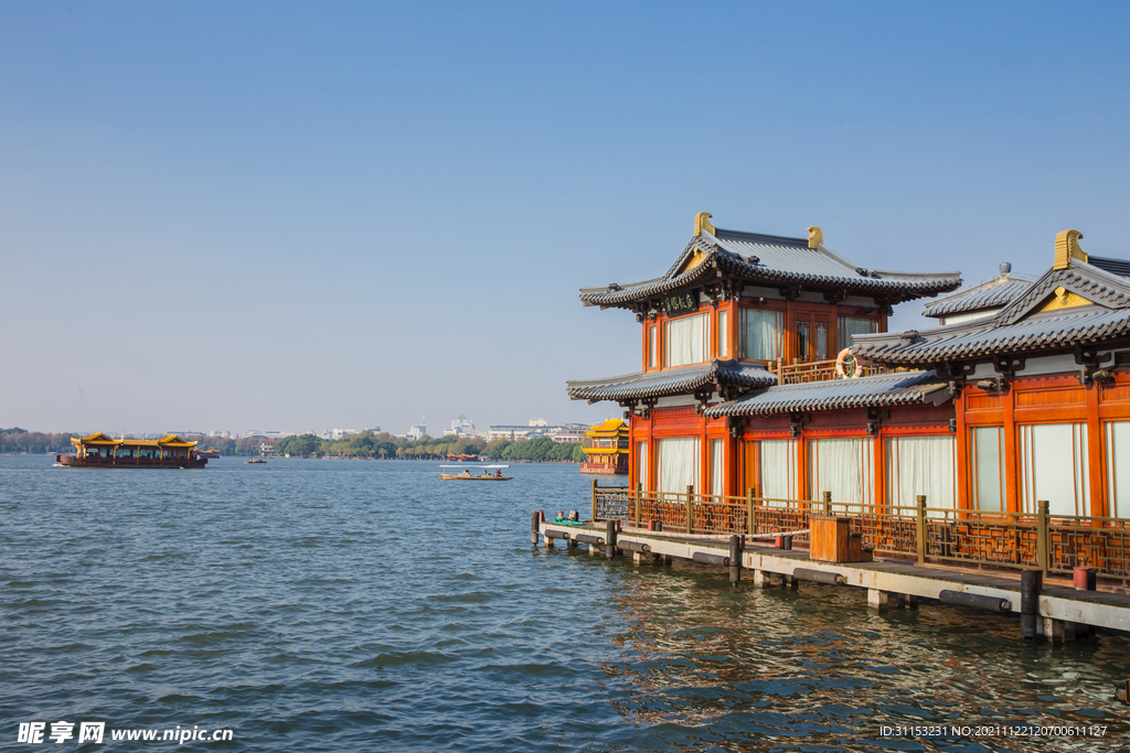 杭州西湖湖面东方建筑