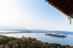 杭州西湖龙头屋檐湖中岛