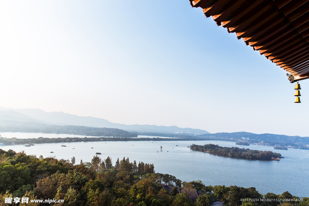 杭州西湖龙头屋檐湖中岛