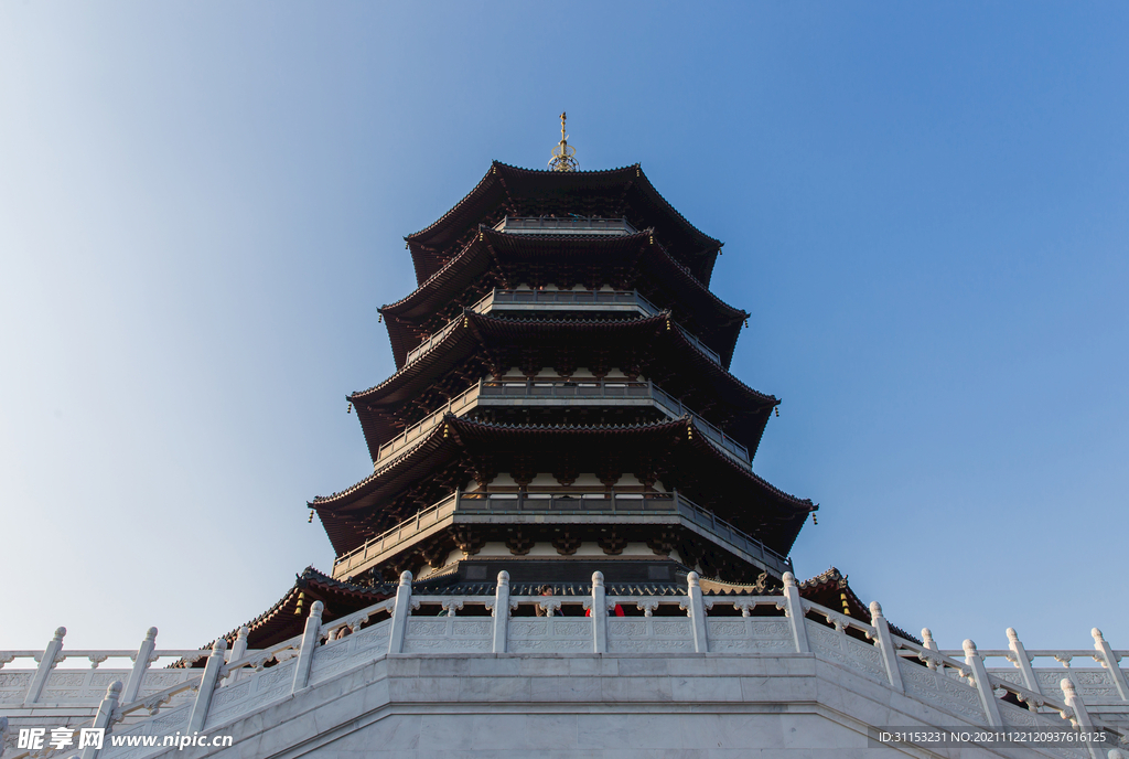 杭州西湖庄严建筑雷锋塔