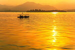 金色夕阳洒满湖面