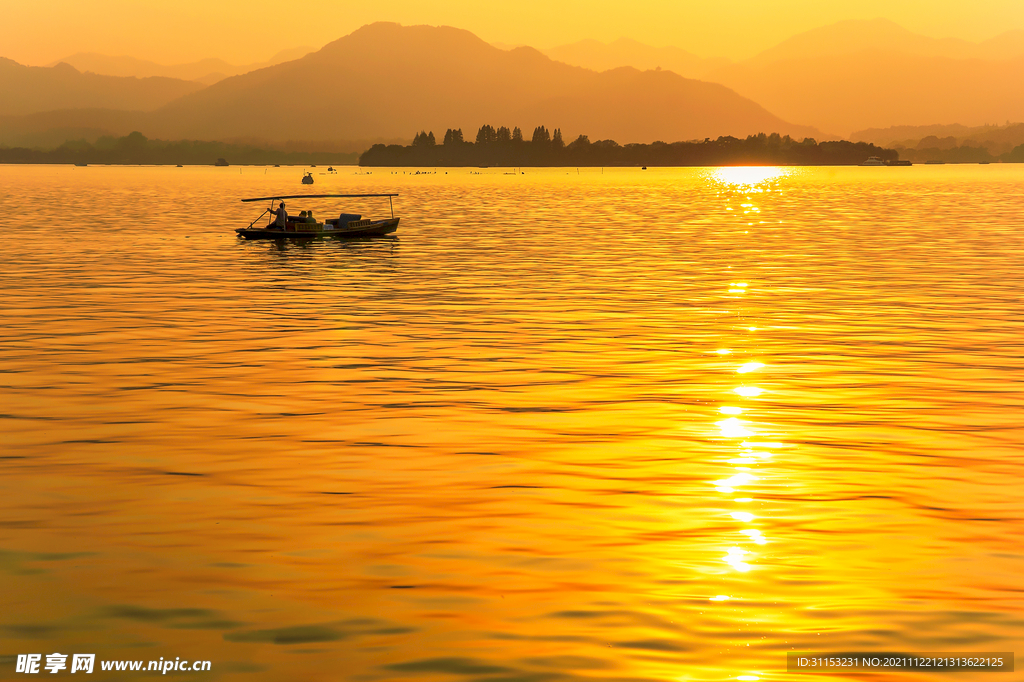 金色夕阳洒满湖面