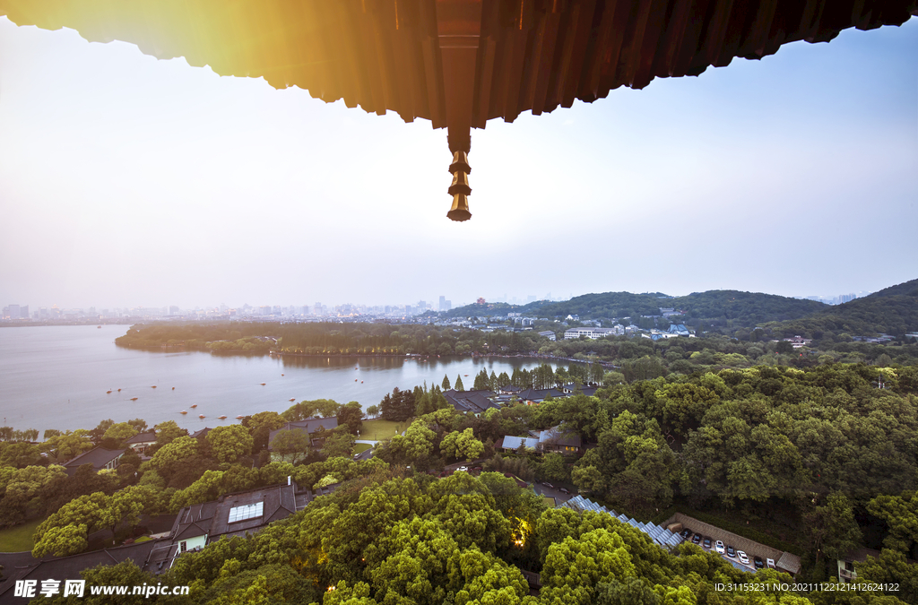 雷锋塔上眺望杭州西湖夕阳美景