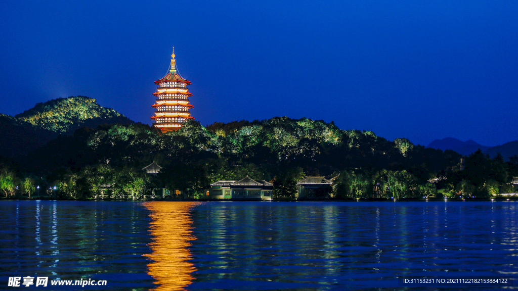 夜色中杭州西湖畔的雷峰塔