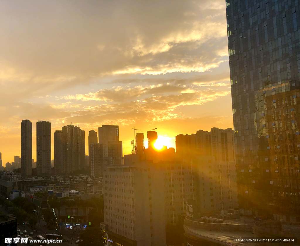 夕阳下的城市风景图片