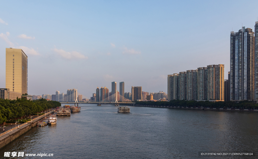 城市河流高楼摄影