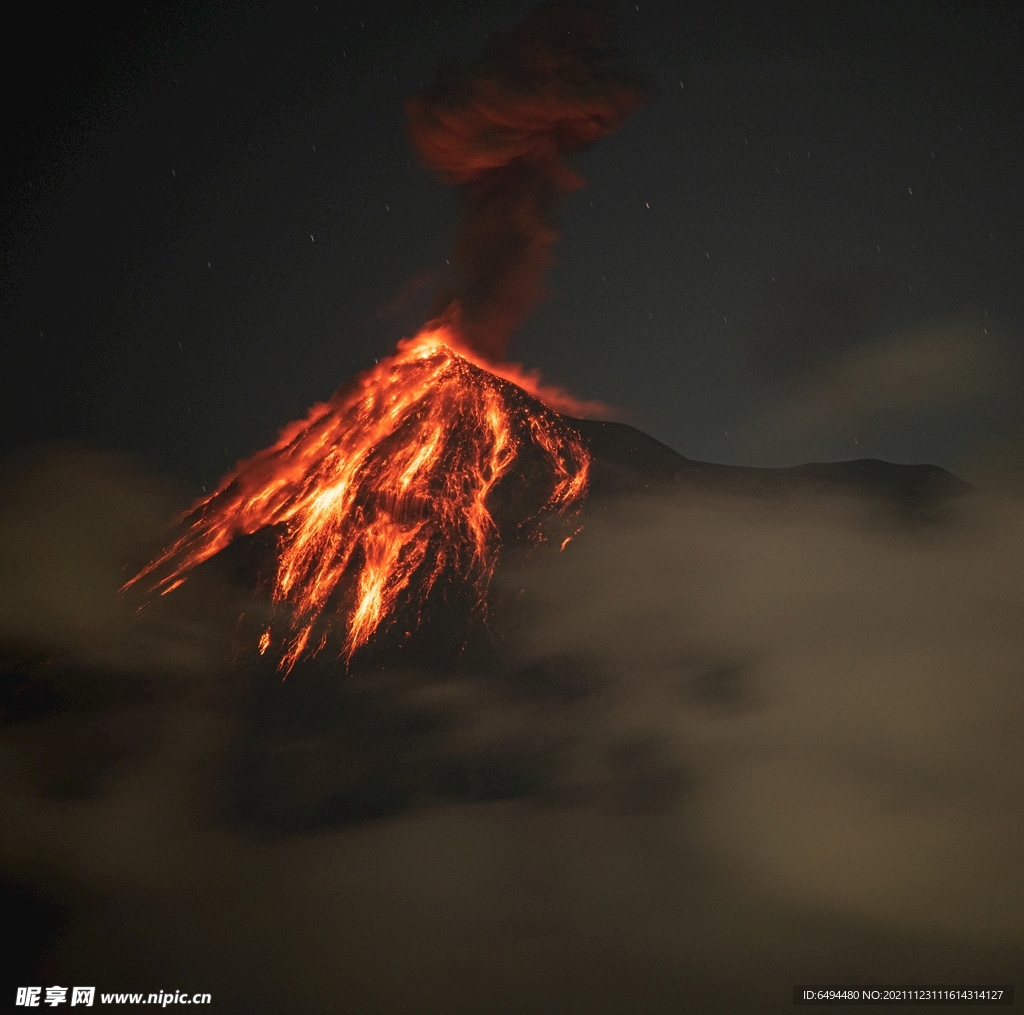 危地马拉火山灰色天空